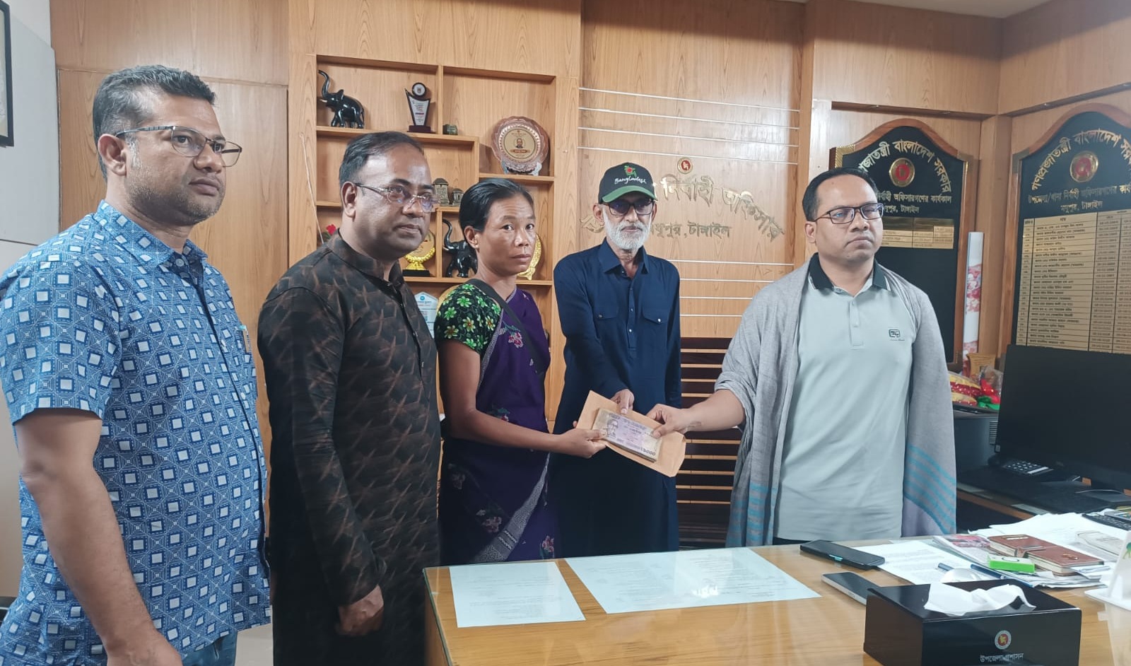 মধুপুরে কুপে নিহত গারো পরিবারের মাঝে আর্থিক সহায়তা ও শুকনো খাবার বিতরণ